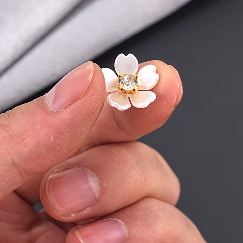 ดอกไม้พลาสติกสีขาวและสีทองสุดห - Jewelry Making Adults บทวิจารณ์และราคา